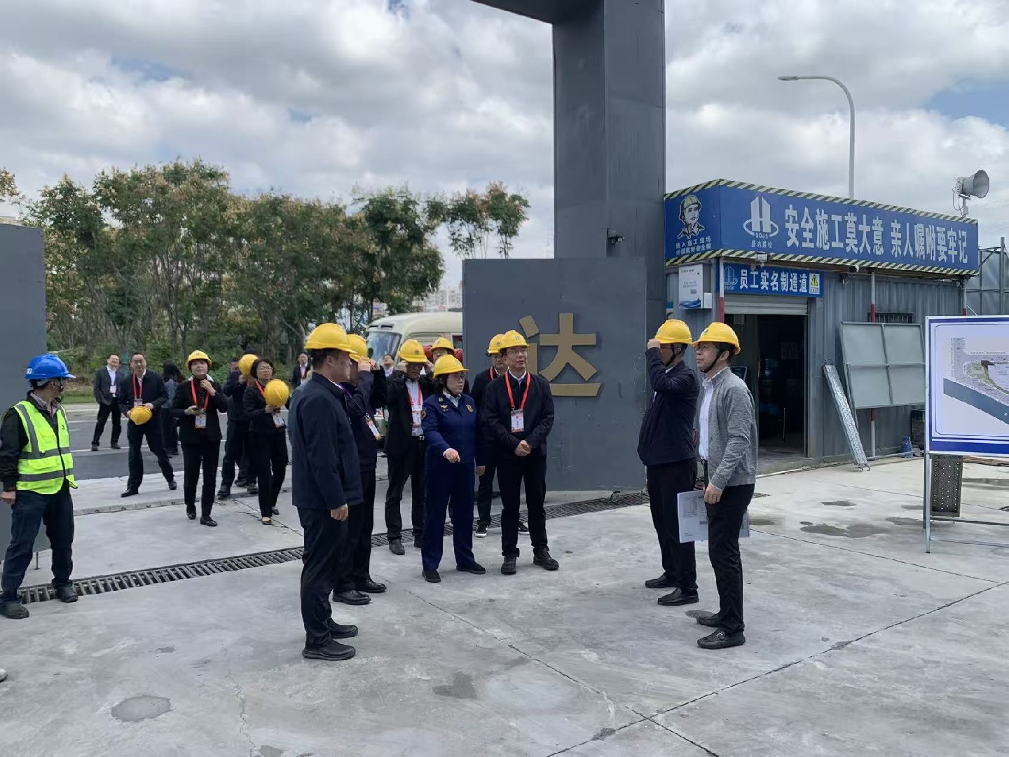 部门相关领导至消防救援中心及特勤消防站项目调研及指导工作